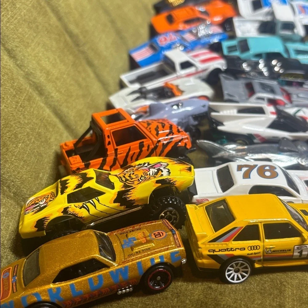lot of 35 loose pre owned and played with hot wheels cars will not split